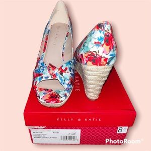 NWT Kelly & Katie Floral Wedges